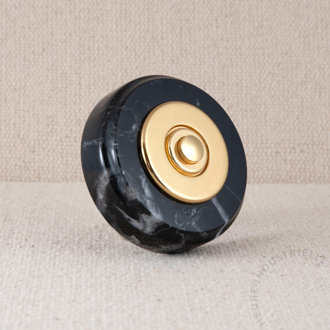 MARBRE NOIR ROND 75X20mm BOUTON ET COLLERETTE LISSE OR MARBRE NOIR ROND 75X20mm BOUTON ET COLLERETTE LISSE OR