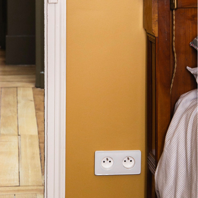 Prise de courant 2P+T double Porcelaine Blanche