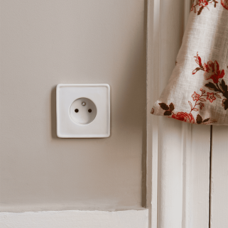 Prise de Courant 2P+T Simple sur Plaque Porcelaine