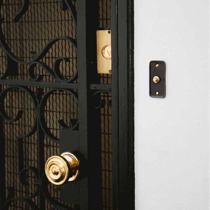 Bouton Poussoir (BP) simple Porcelaine Noire Push+Vis Doré