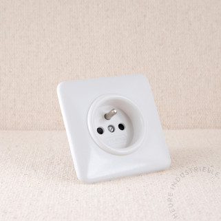 Prise courant 2P+T simple THPG Duroplast blanc carrée