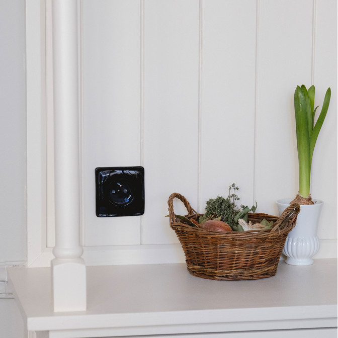 Prise de courant 2P+T ADR x HI Simple Porcelaine Noire